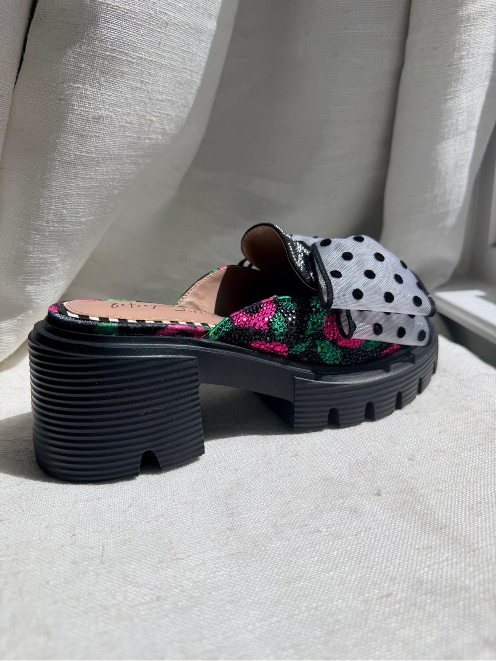 Betsey Johnson Gladdys Black White Flower Rhinestone Bow Mules Size 6 - Picture 3 of 7